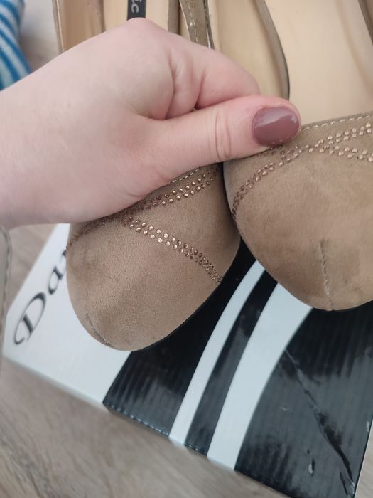 Szpilki damskie beżowe