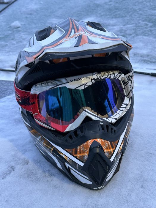 Шолом з окулярами