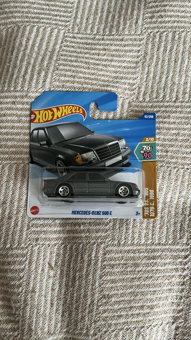 Hotwheels mercedes, tesla
