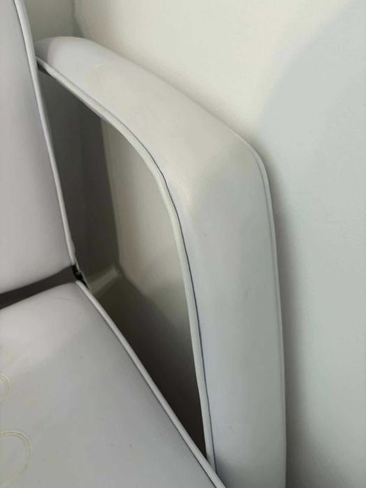 Fotel do pedicure z lampą lupą ze statywem oraz taboret na kółkach