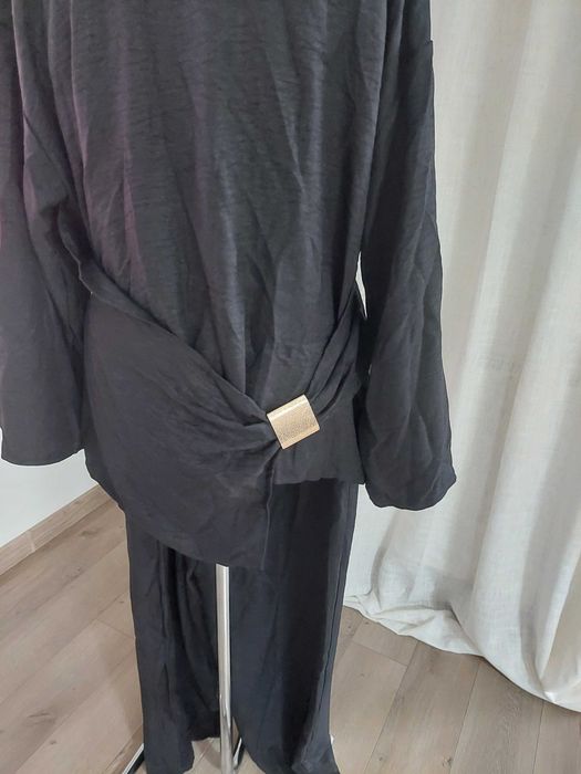 Czarny ekegancjki komplet z klamrà zĺotà z tyĺu rozmiar 2xl