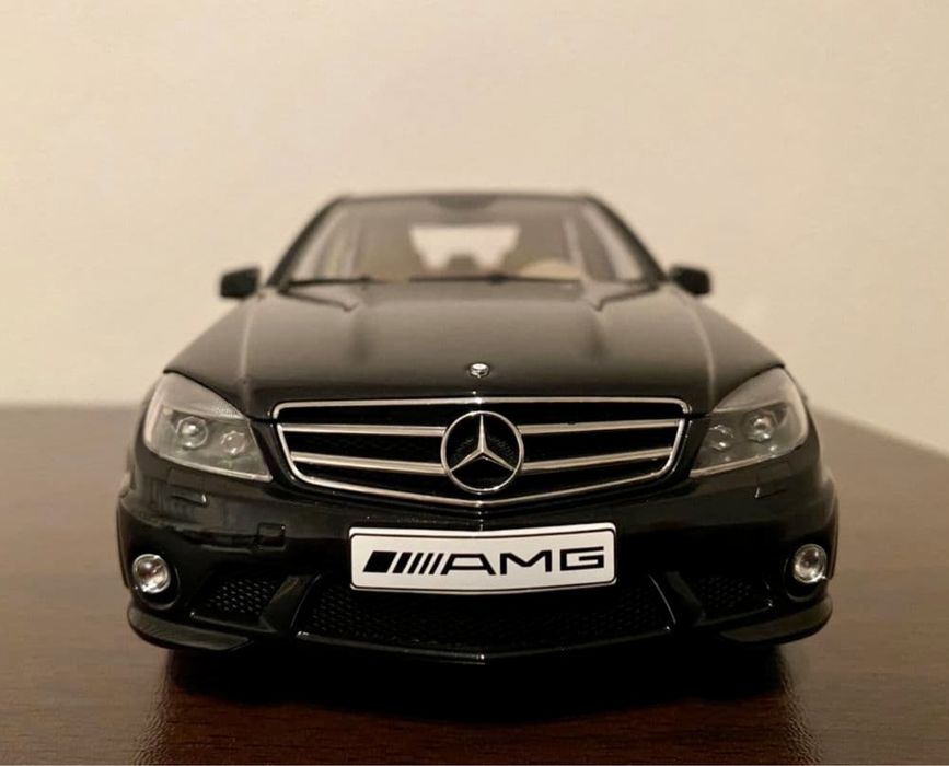 Модель AUTOart Mercedes-Benz W204 C63 AMG 1/18