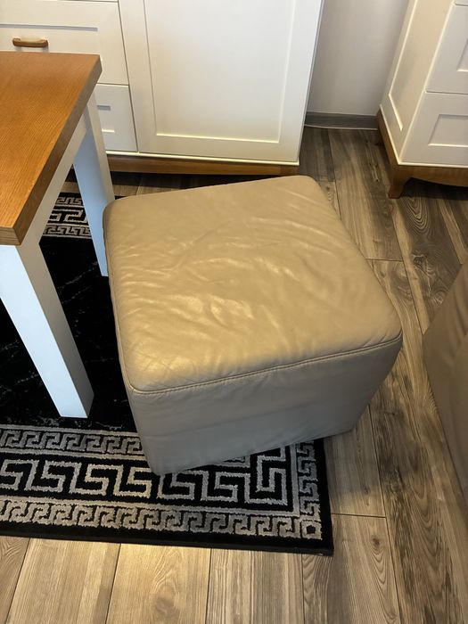 Kanapa ze skóry Etap Sofa i dwie pufy