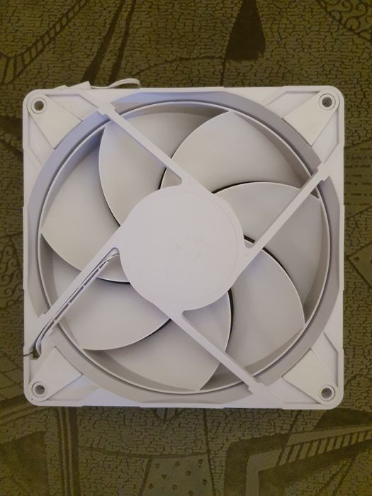 Продам корпусный вентилятор  140мм