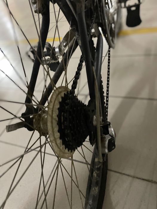 Bicicleta preta amortecedor frente/cebtro