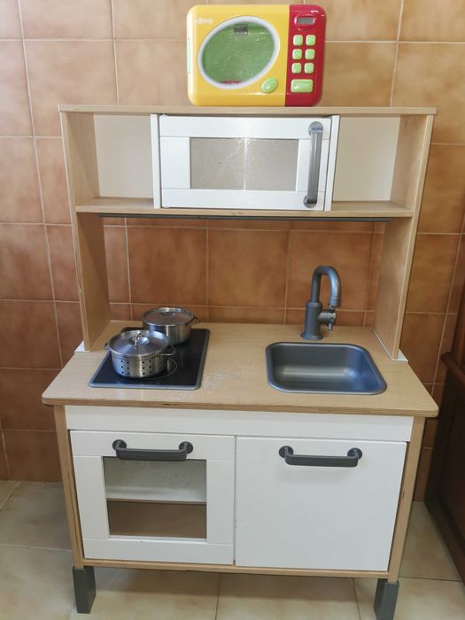 Brinquedos e mobiliário de criança