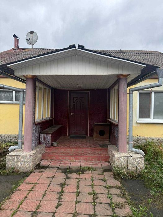 Продаж просторого будинку з ремонтом, автономією та гаражем у будівлі!