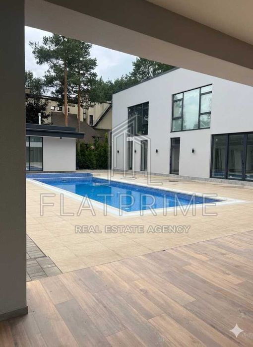 Розкішний маєток з виходом до води Riviera Village