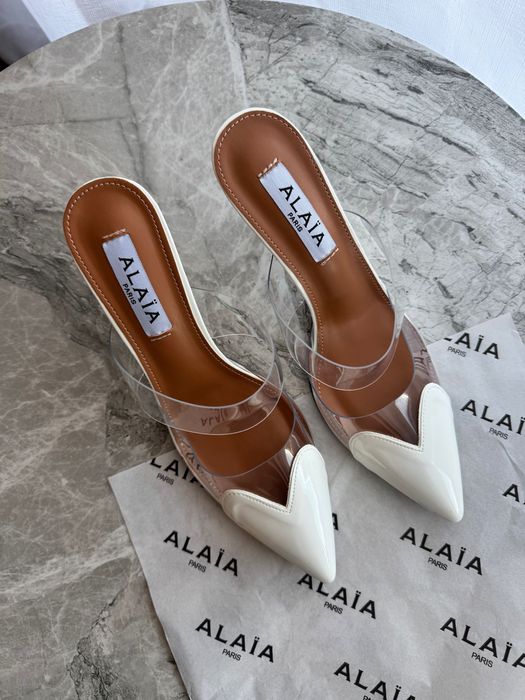 Białe szpilki Alaïa