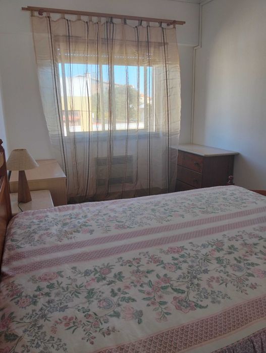 Quarto espaçoso na Cruz de Pau ,despesas incluídas