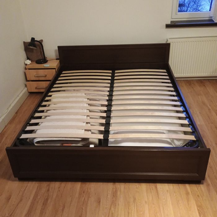 Łóżko sypialniane ze stelażem uchylanym i pojemnikiem na pościel