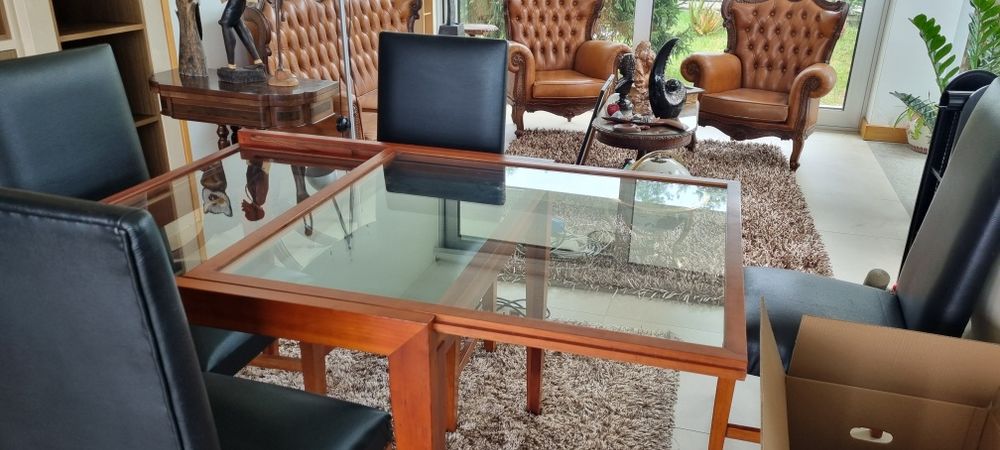 Mesa de jantar extensível + 4 cadeiras – Muito bom estado.