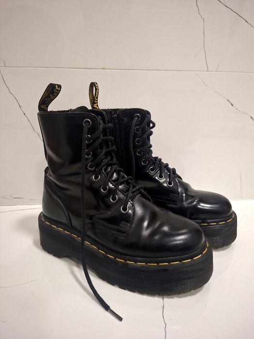 Glany na platformie Dr. Martens