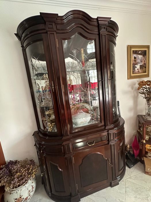 Cristaleira em Nogueira com iluminação de sala de jantar