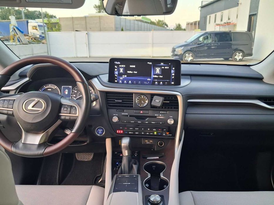 Обміняю преміальний гібрид на інше авто, нерухомість.