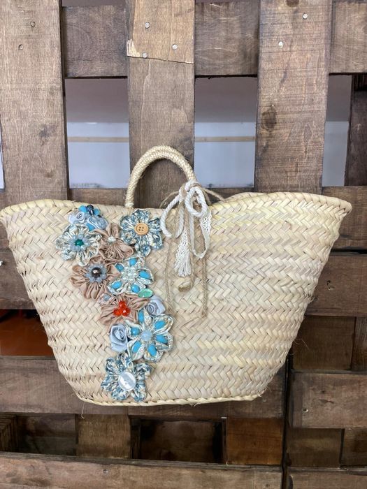 Bolsas de palha com apliques em bordados