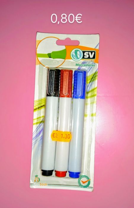 Vários artigos de papelaria e artesanato.