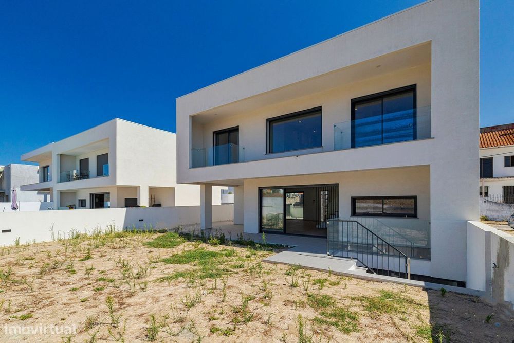 *** CHARNECA CENTRO - Moradia T4 de Luxo NOVA!!! ***