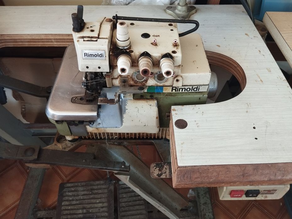 Máquina de corte e cose Rimoldi