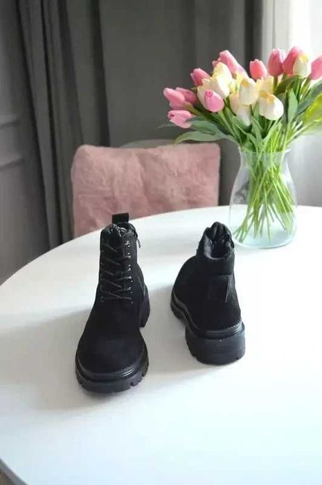 Czarne nowe trapery workery ocieplane wiązane 38