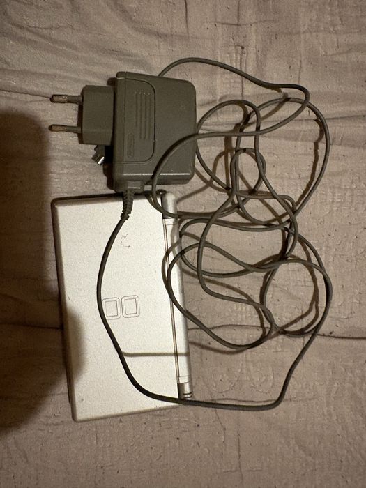 Nintendo DS Lite Srebrny + Oryginalna Ładowarka | Uszkodzony / Do naprawy
