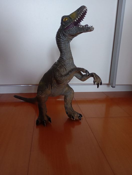 Dinossauro Velociraptor em borracha