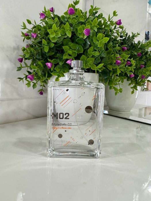 Escentric Molecule 01 + Iris,Ginger,Guaiac Wood, Molecule 02, 01