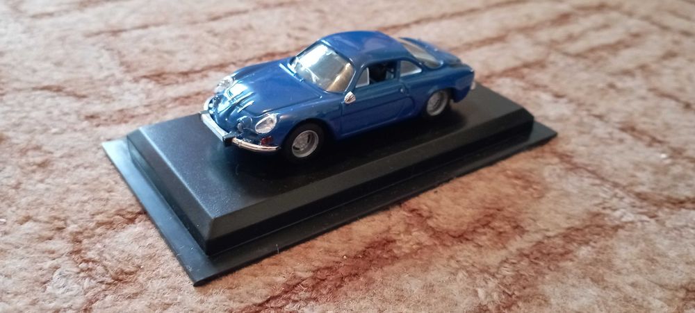 Model samochodu marki Renault Alpine A110 w skali 1:43.