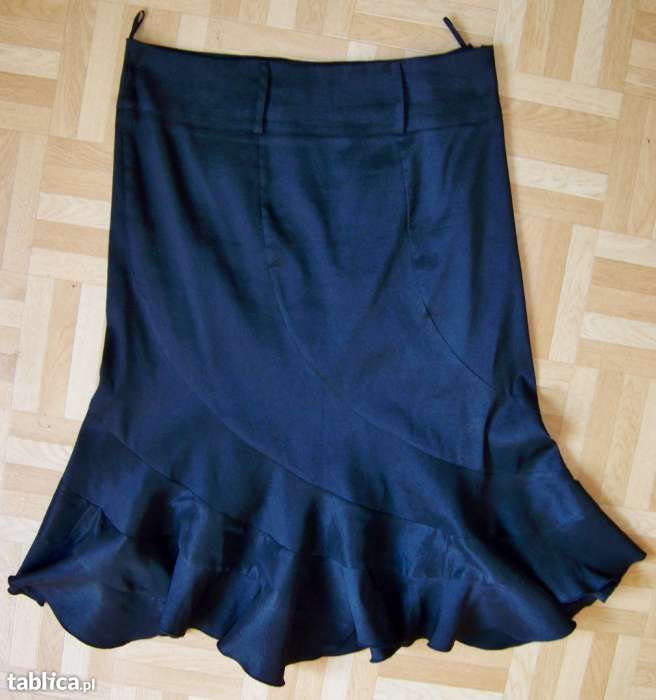 Spódnica r.46 czarna lekko rozkloszowana