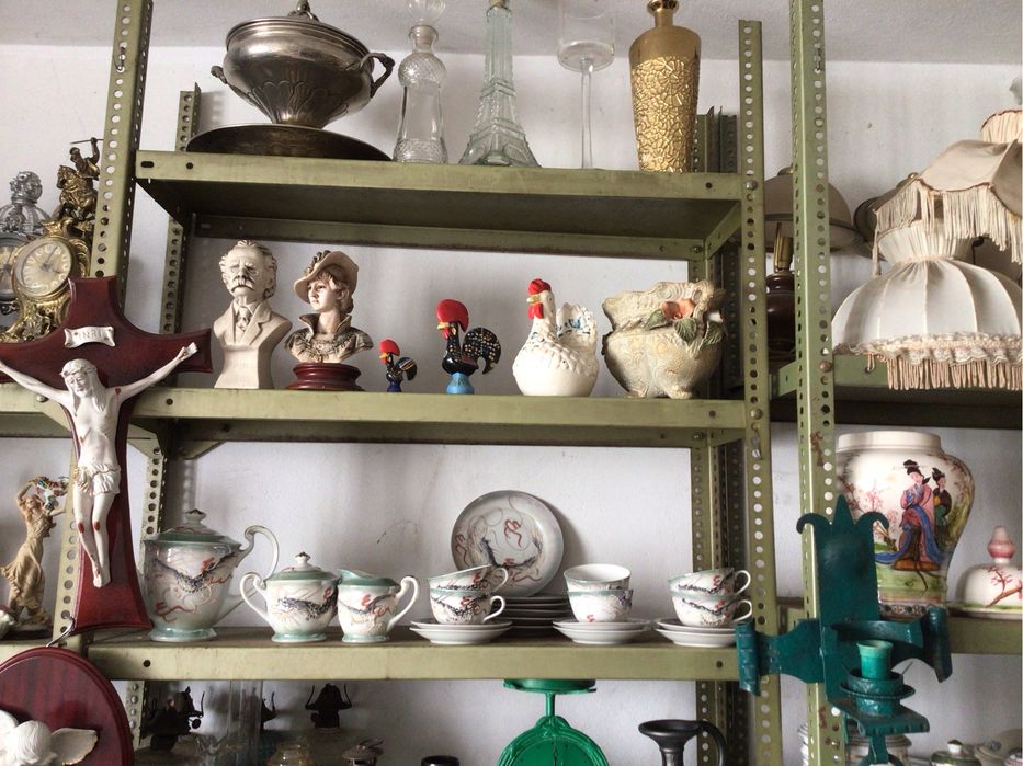 Lote deantiguidades e velharias para venda todas em bom estado.ver todas as fotos ,preços para revendedores.