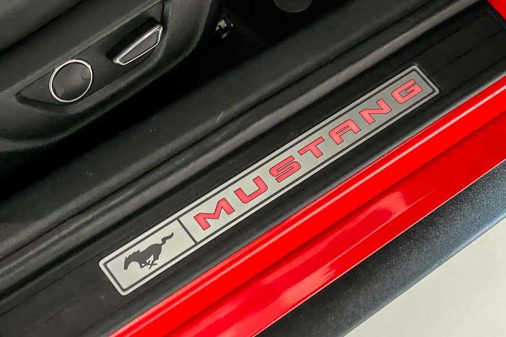 Оригинальные пороги с подсветкой, накладки Ford Mustang 2015-2023
