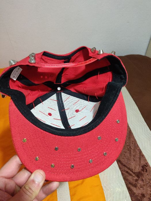 Boné snapback personalizado com tachas