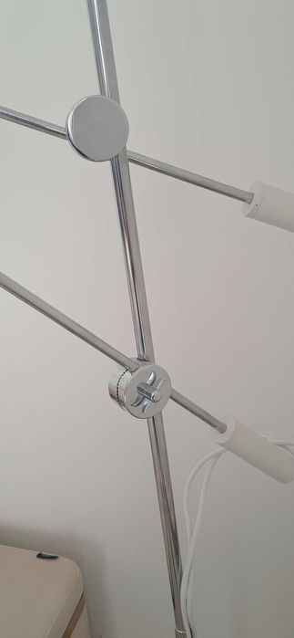 Abajur de pé com 2 lâmpadas em led.