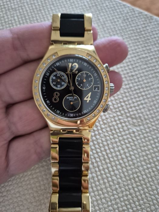 Relógio Swatch dourado e preto