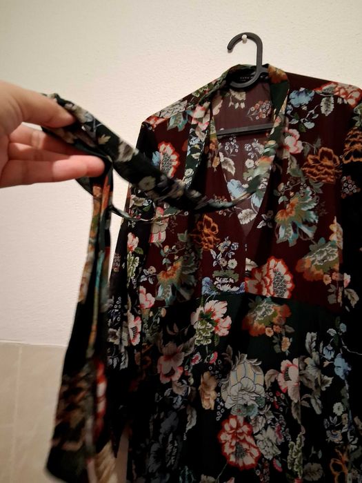 Vestido Zara,com mala.