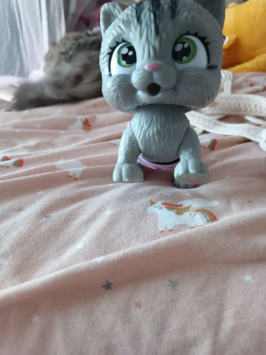 Brinquedo de gatinha com biberão do gênero femenino