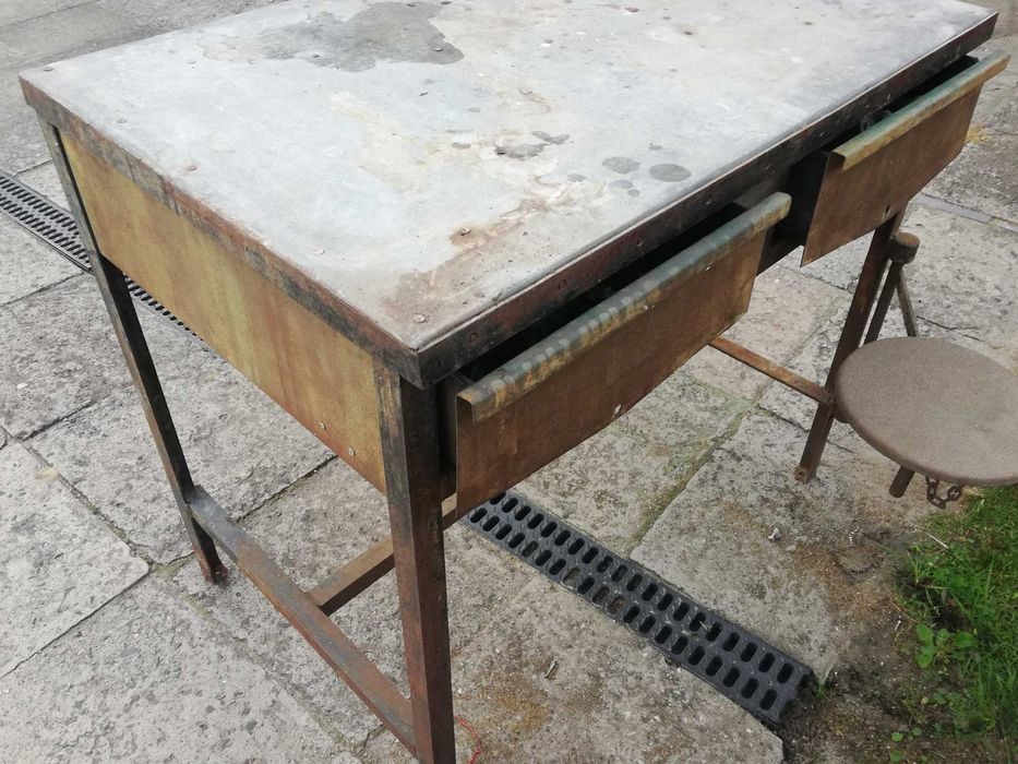 Stół warsztatowy z okresu PRL.