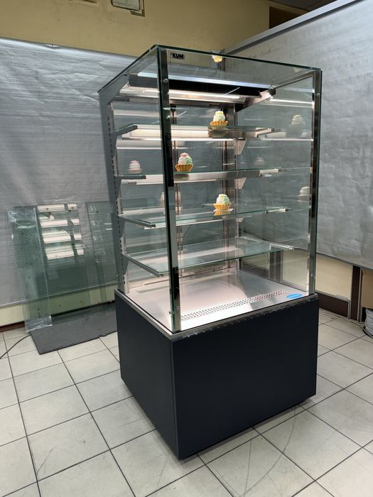 Вітрина холодильна для десертів KUM eclair