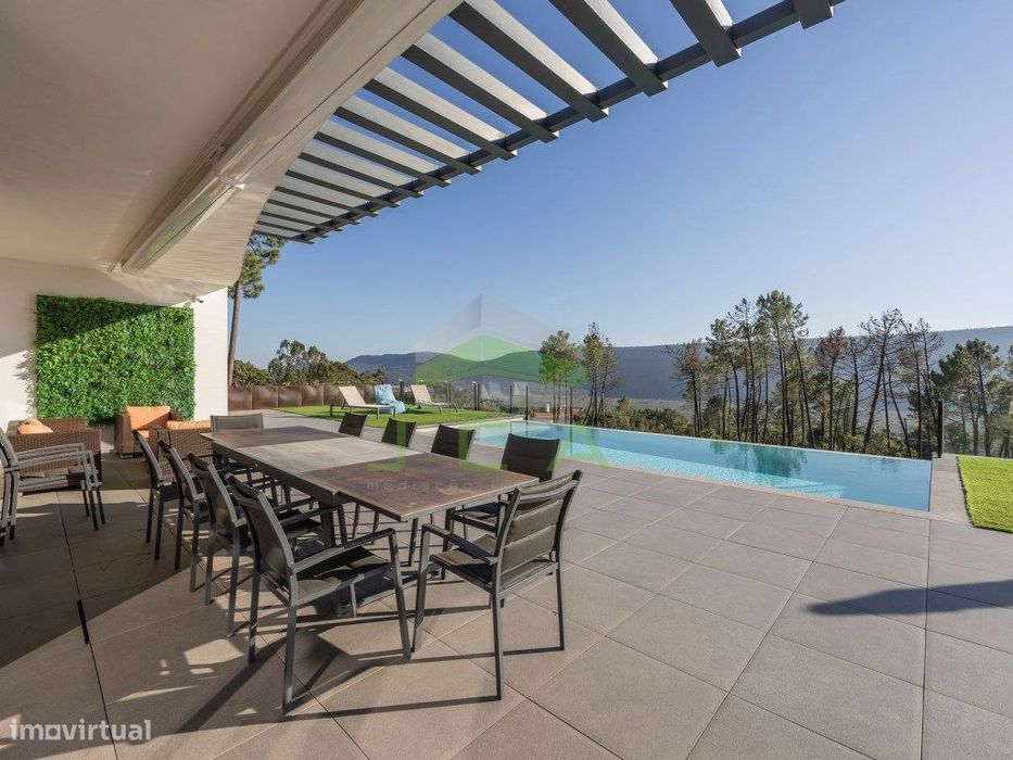 Moradia V3 recente com piscina e vista para a serra