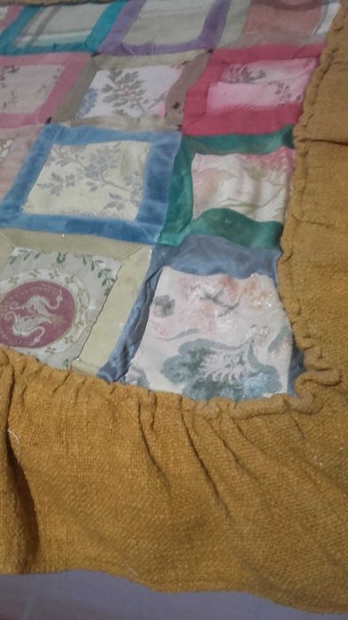 Manta muito antiga de retalhos de tecidos