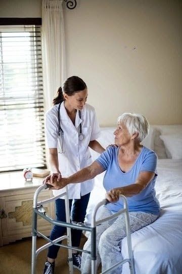 Cuidadora de idosos e auxiliar de saúde, tarefas domésticas e lazer