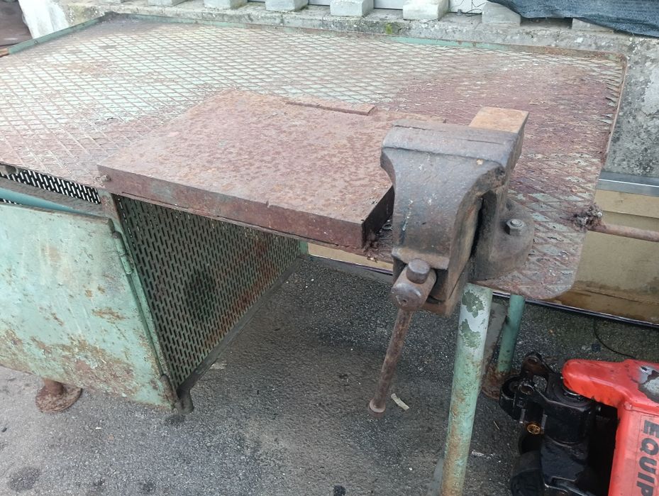 Bancada de trabalho com torno