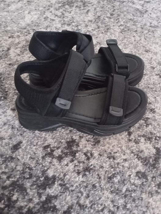 Босоніжки нові 23,5