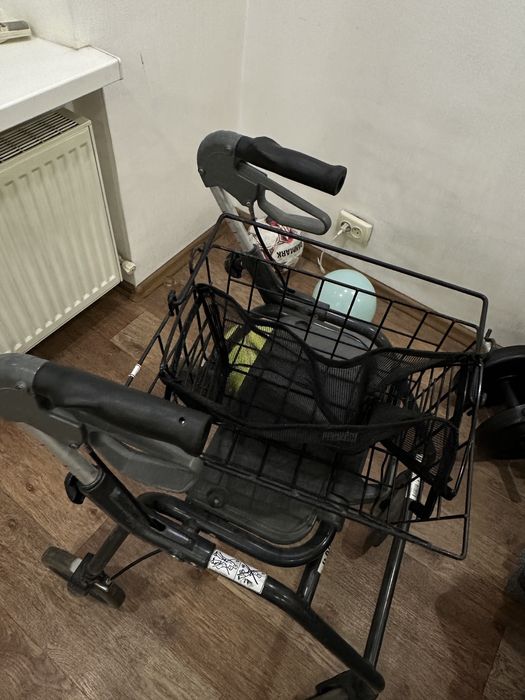 Ходунки для инвалидов.