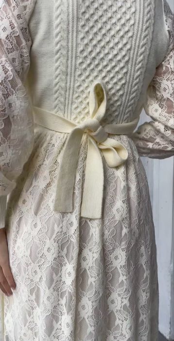 Мереживна сукня з трикотажем