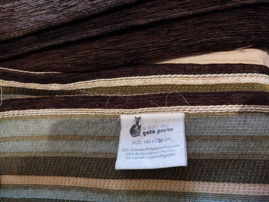 conjunto de cortinados, almofadas e colchas