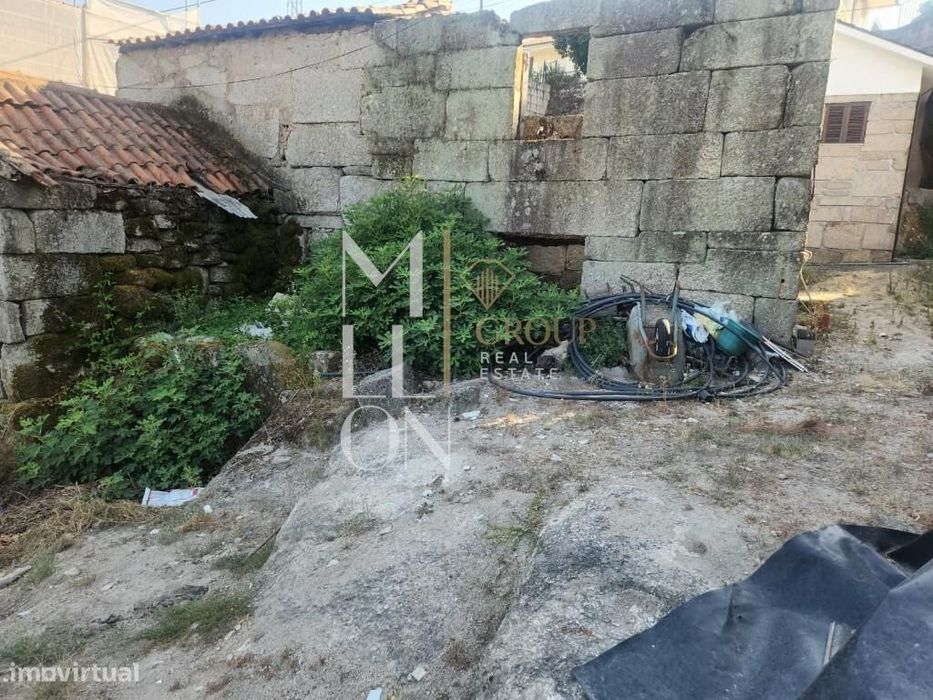 Ruína T3 Com Dois Artigos E 3.100 M² De Terreno — Padronelo, Amarante