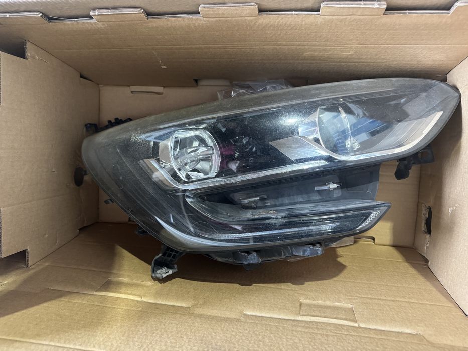 Farol direito e esquerdo Renault Megane IV