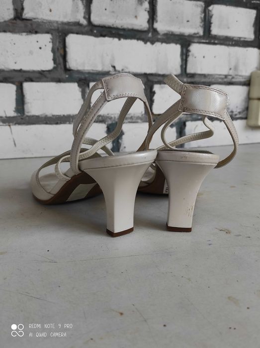 Босоножки молочные бежевые 39  размер 25 см