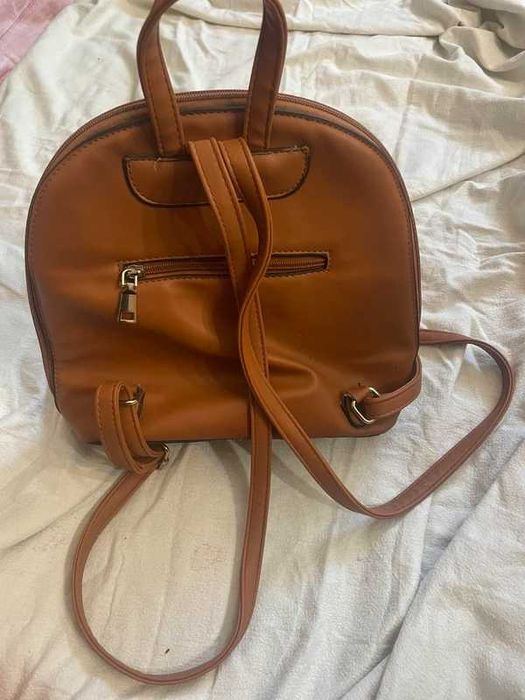Mochila / Mala com detalhes em dourado